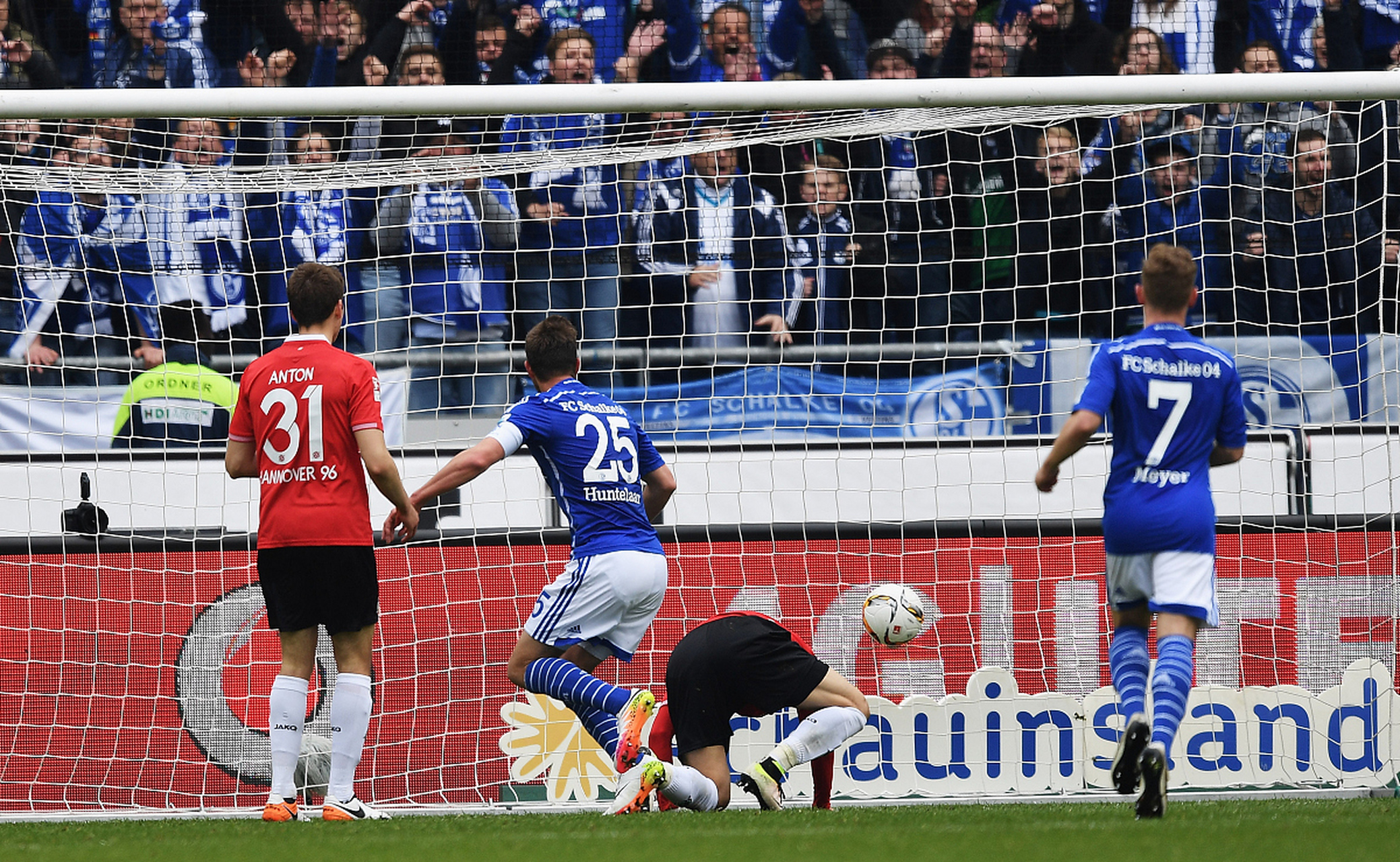 半岛app下载体育-沙尔克主场告捷，解救保级前景的简单介绍