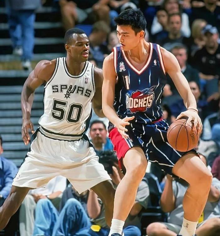 半岛体育官方下载-篮球界明星球员陆续出席全球篮球大会各国队员云集